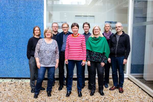 Gruppenfoto vom Team Redaktion im Innenhof des Haus des Buches